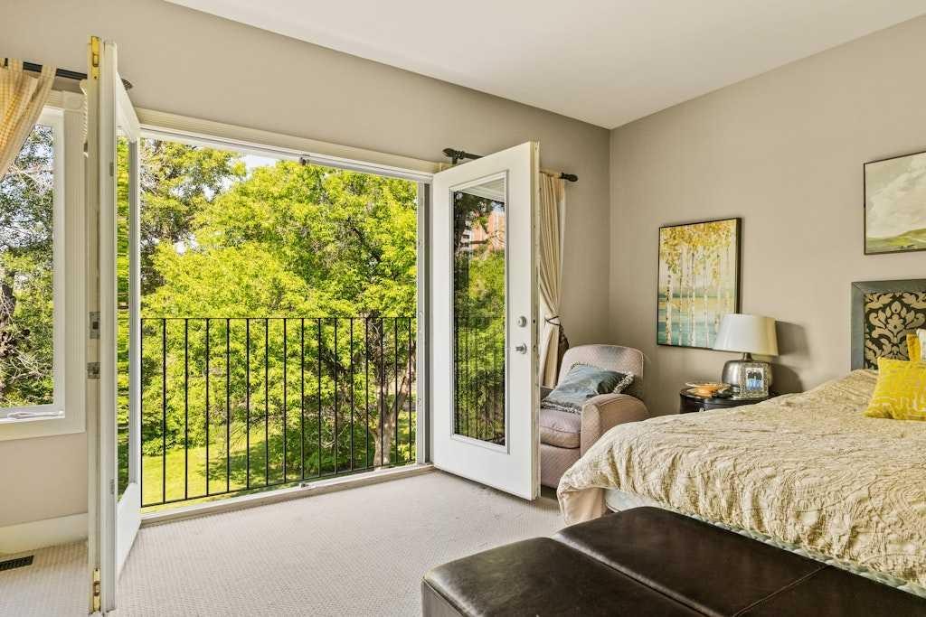 2421 Erlton Street Sw, Calgary, AB - Indoor Photo Showing Bedroom