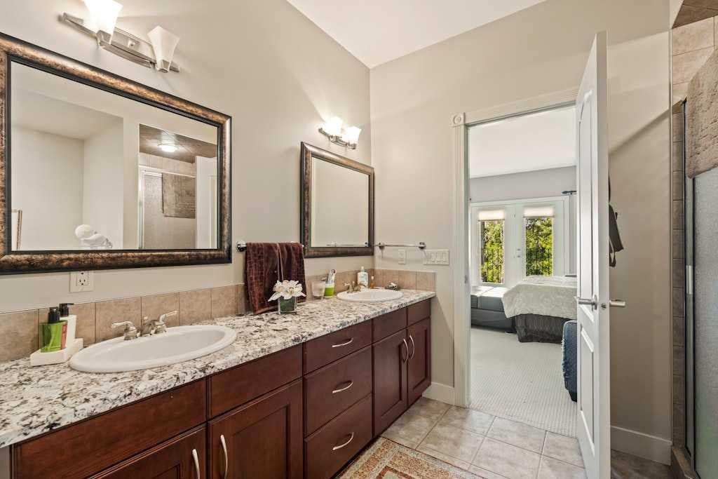 2421 Erlton Street Sw, Calgary, AB - Indoor Photo Showing Bathroom