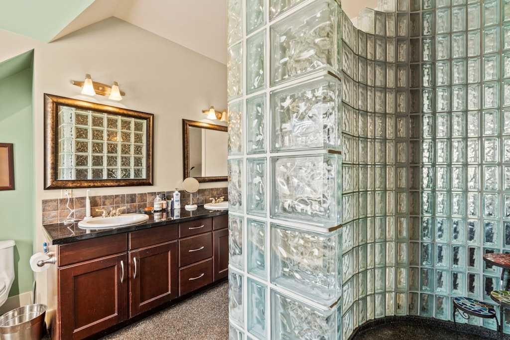 2421 Erlton Street Sw, Calgary, AB - Indoor Photo Showing Bathroom