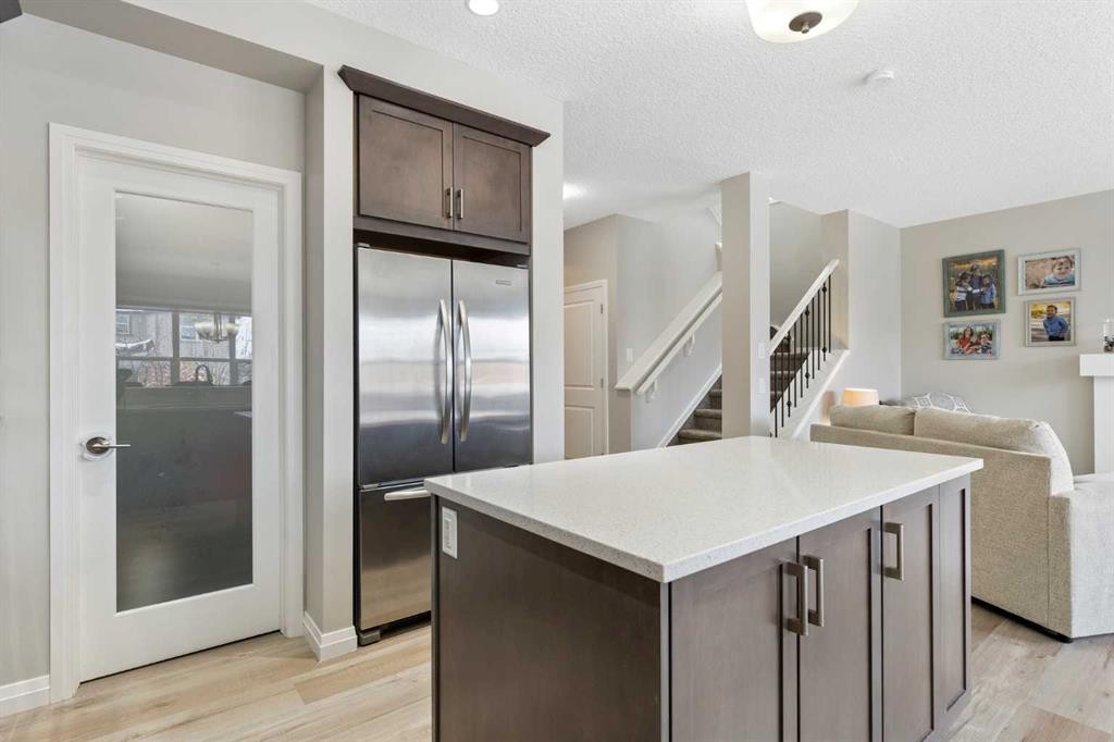 26 Marquis Heights Se, Calgary, AB - Indoor Photo Showing Kitchen