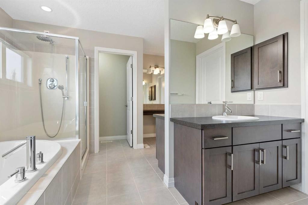 26 Marquis Heights Se, Calgary, AB - Indoor Photo Showing Bathroom