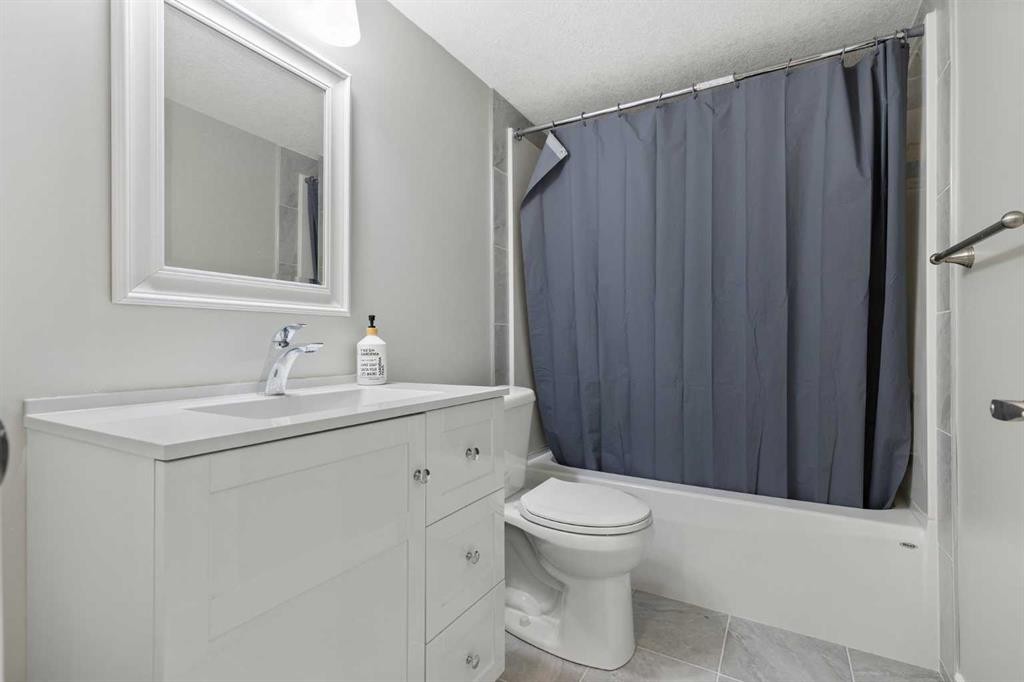 26 Marquis Heights Se, Calgary, AB - Indoor Photo Showing Bathroom