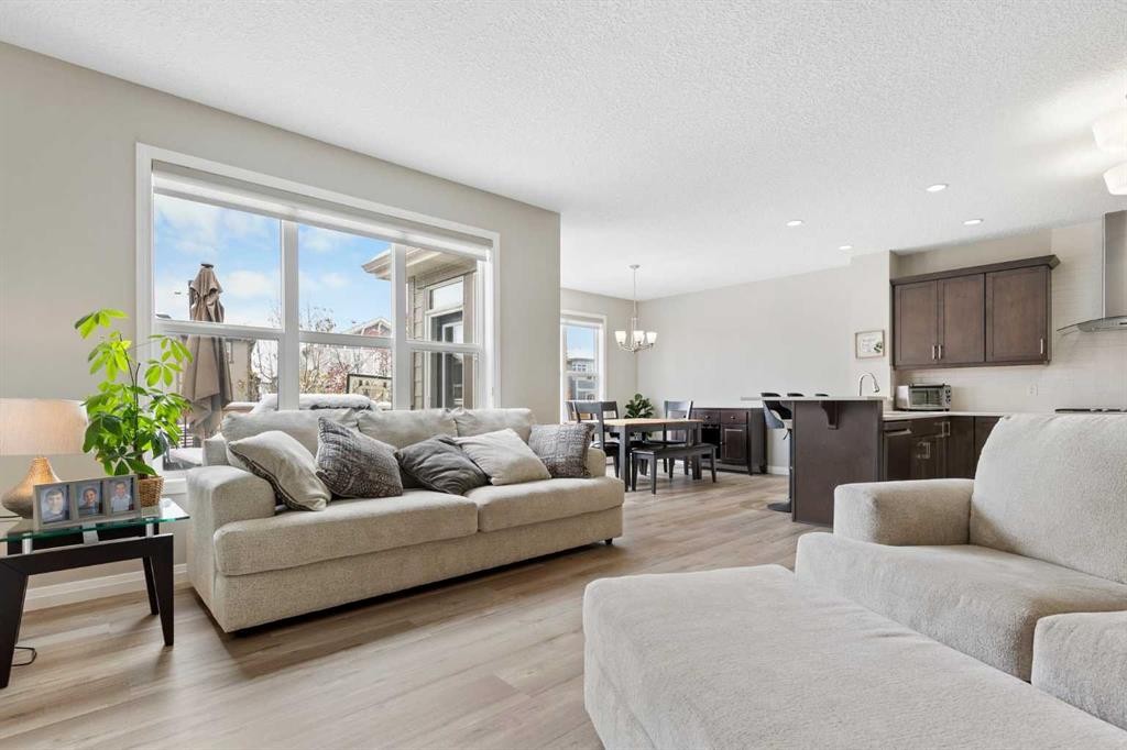 26 Marquis Heights Se, Calgary, AB - Indoor Photo Showing Living Room