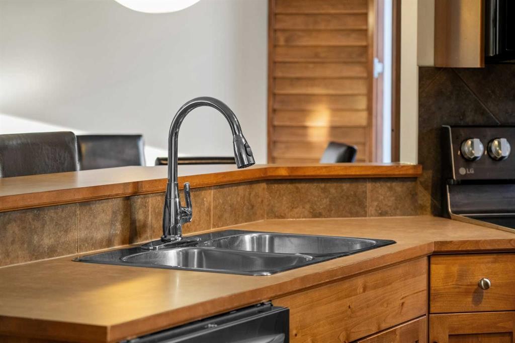 201-85 Dyrgas Gate, Canmore, AB - Indoor Photo Showing Kitchen With Double Sink