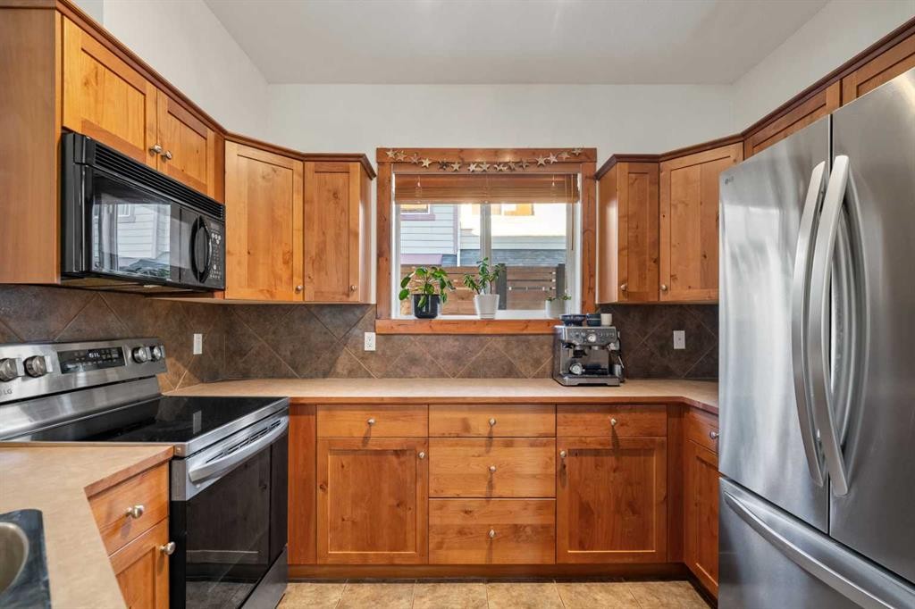201-85 Dyrgas Gate, Canmore, AB - Indoor Photo Showing Kitchen