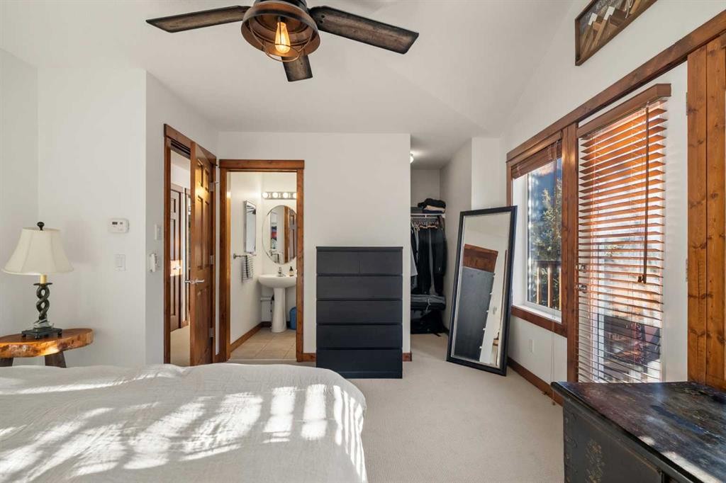 201-85 Dyrgas Gate, Canmore, AB - Indoor Photo Showing Bedroom