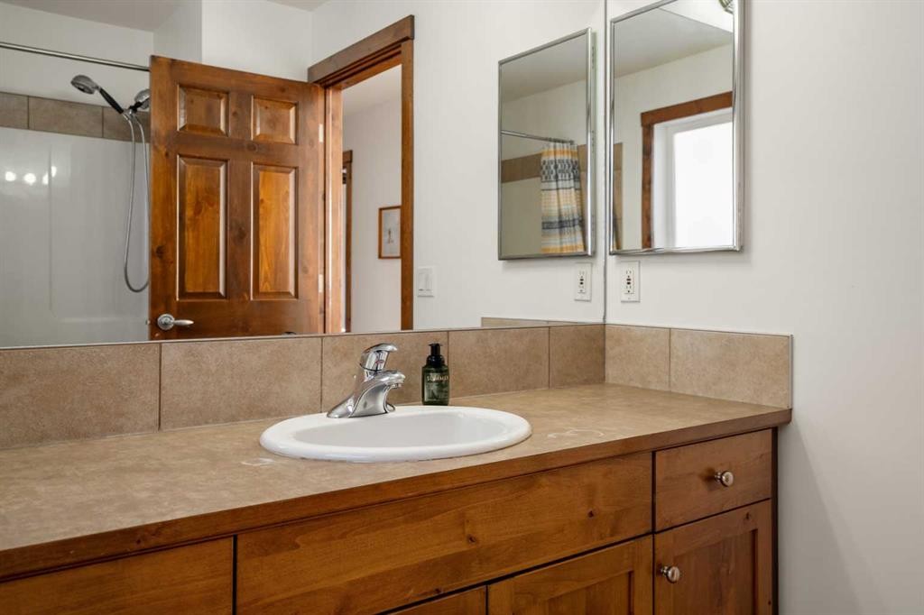 201-85 Dyrgas Gate, Canmore, AB - Indoor Photo Showing Bathroom