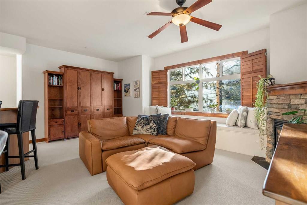 201-85 Dyrgas Gate, Canmore, AB - Indoor Photo Showing Living Room