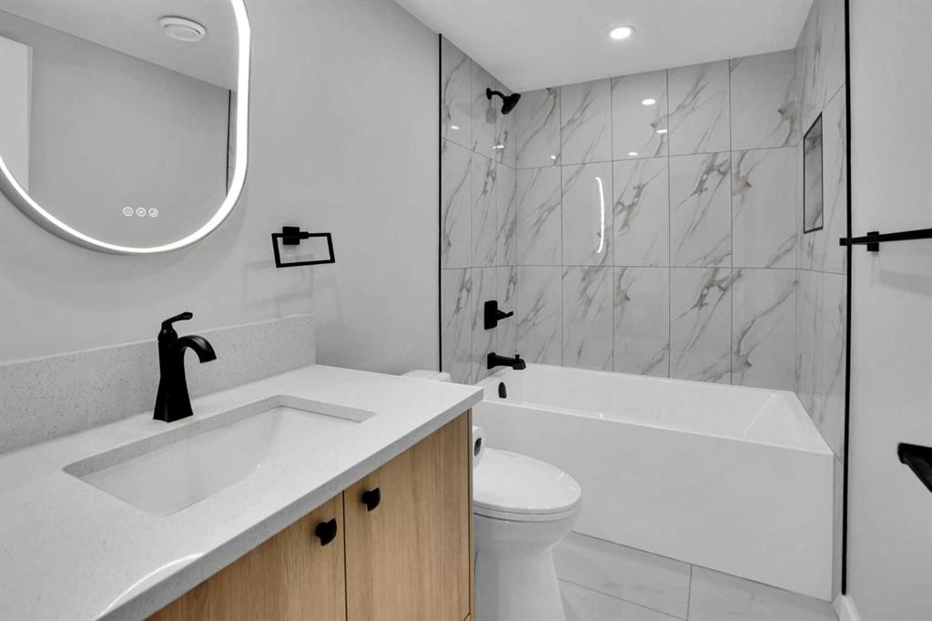77 Ferncliff Crescent Se, Calgary, AB - Indoor Photo Showing Bathroom