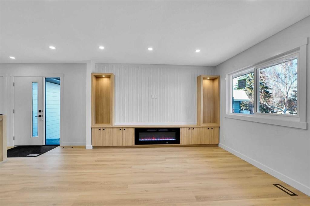 77 Ferncliff Crescent Se, Calgary, AB - Indoor Photo Showing Other Room