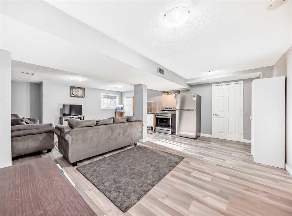 216 Pinecrest Crescent Ne, Calgary, AB