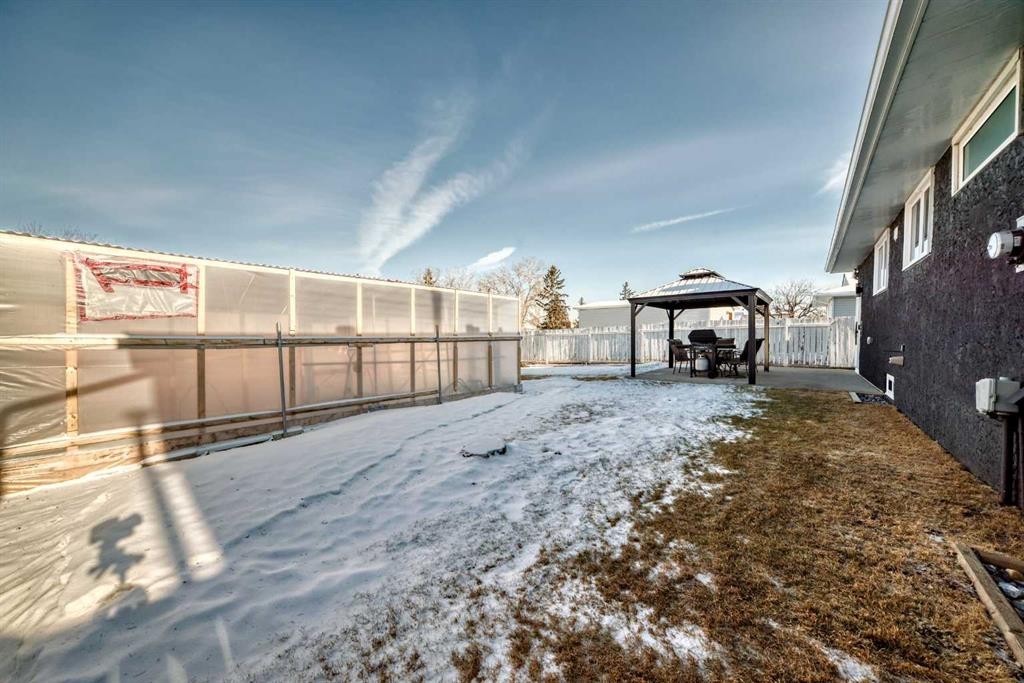 216 Pinecrest Crescent Ne, Calgary, AB