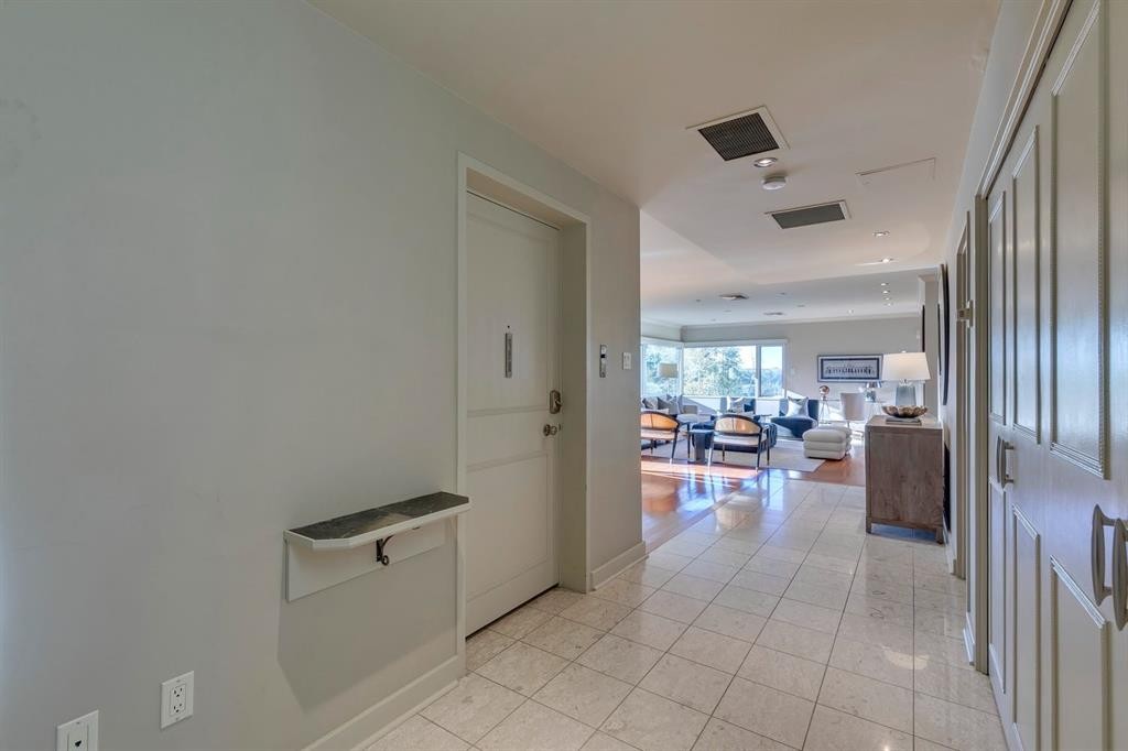 3N-222 Eagle Ridge Drive Sw, Calgary, AB - Indoor Photo Showing Other Room