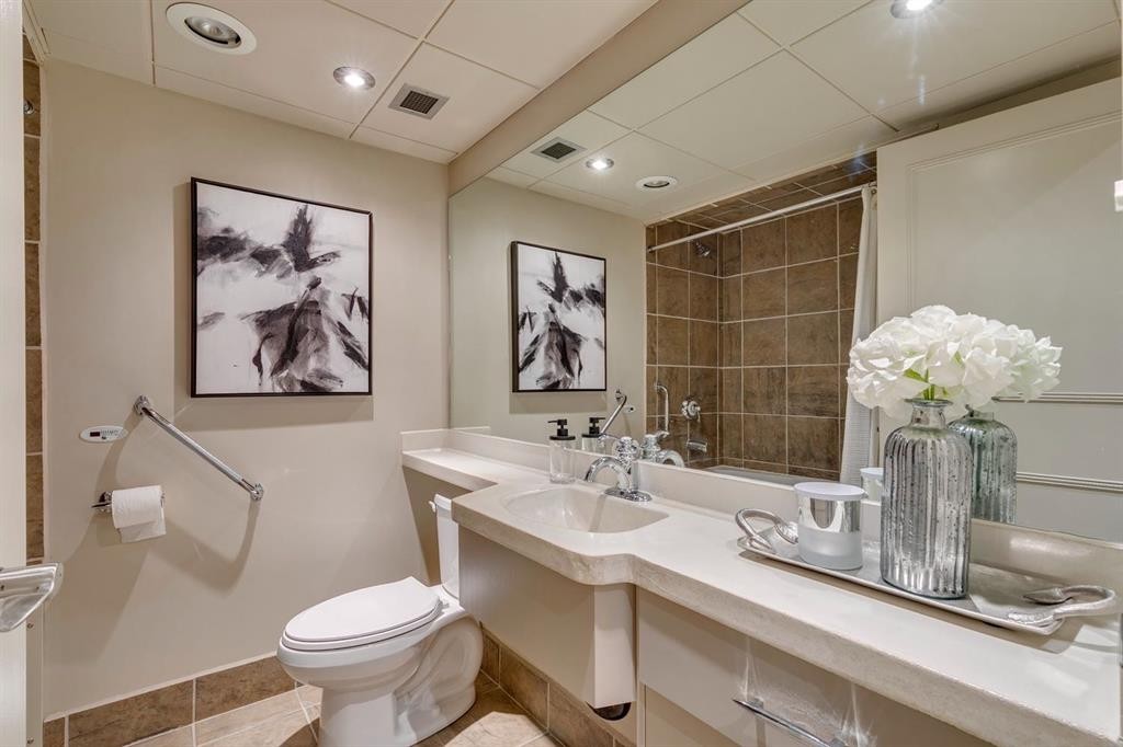 3N-222 Eagle Ridge Drive Sw, Calgary, AB - Indoor Photo Showing Bathroom