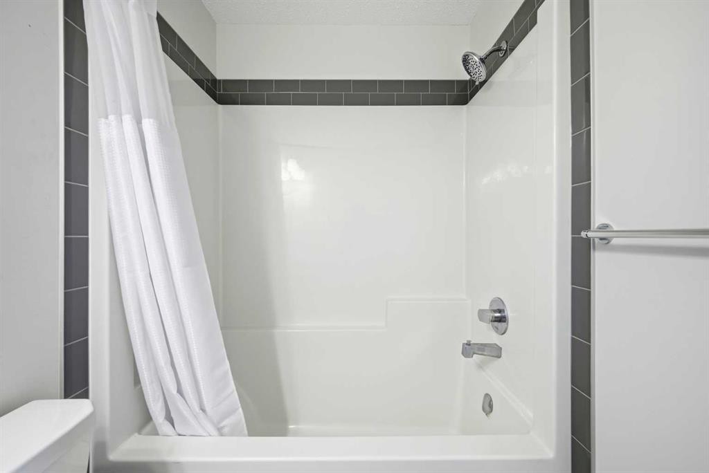 185 Edith Green Nw, Calgary, AB - Indoor Photo Showing Bathroom