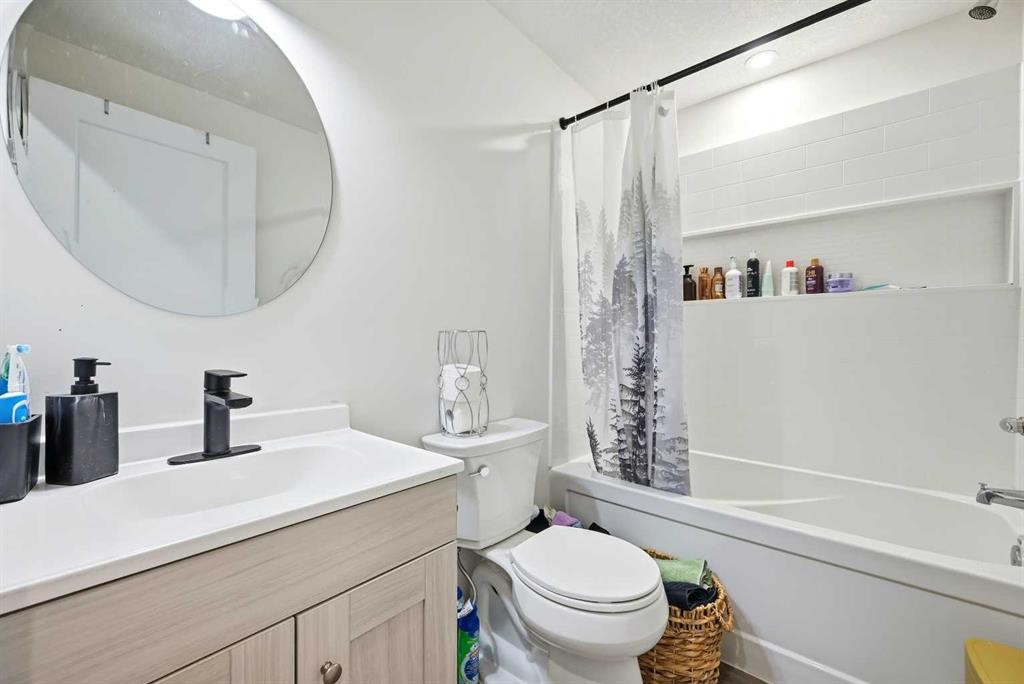185 Edith Green Nw, Calgary, AB - Indoor Photo Showing Bathroom