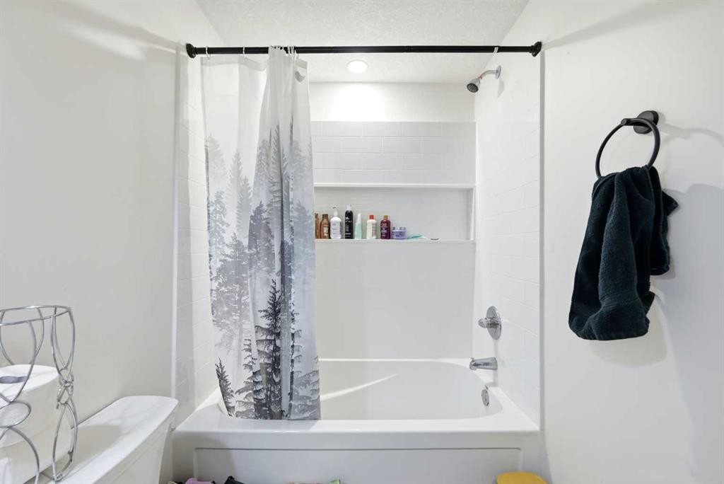 185 Edith Green Nw, Calgary, AB - Indoor Photo Showing Bathroom