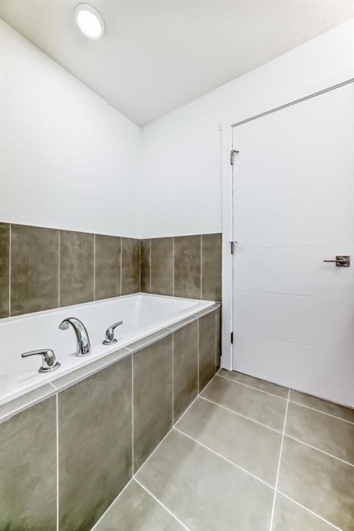 348 Cornerbrook Drive Ne, Calgary, AB - Indoor Photo Showing Bathroom