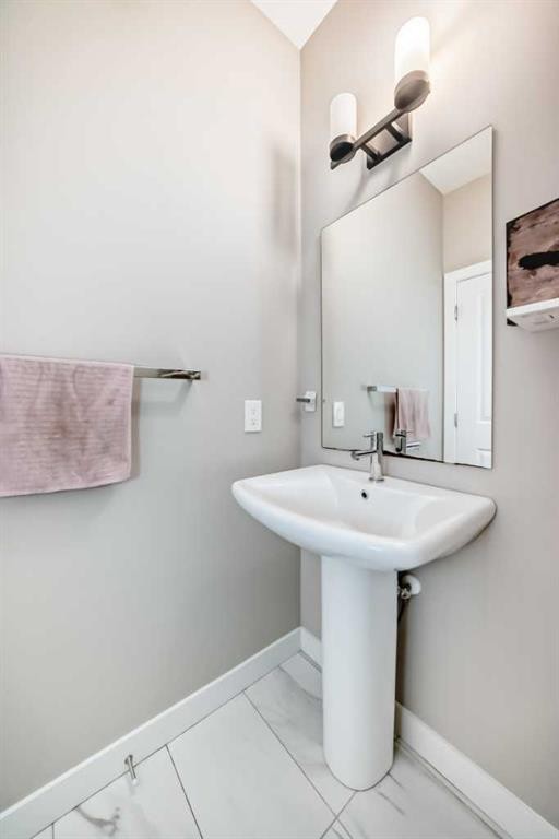 41 Shawnee Green Sw, Calgary, AB - Indoor Photo Showing Bathroom