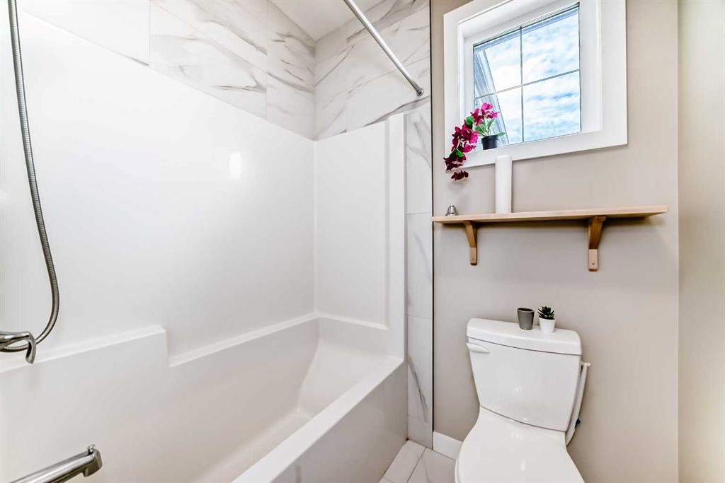 41 Shawnee Green Sw, Calgary, AB - Indoor Photo Showing Bathroom