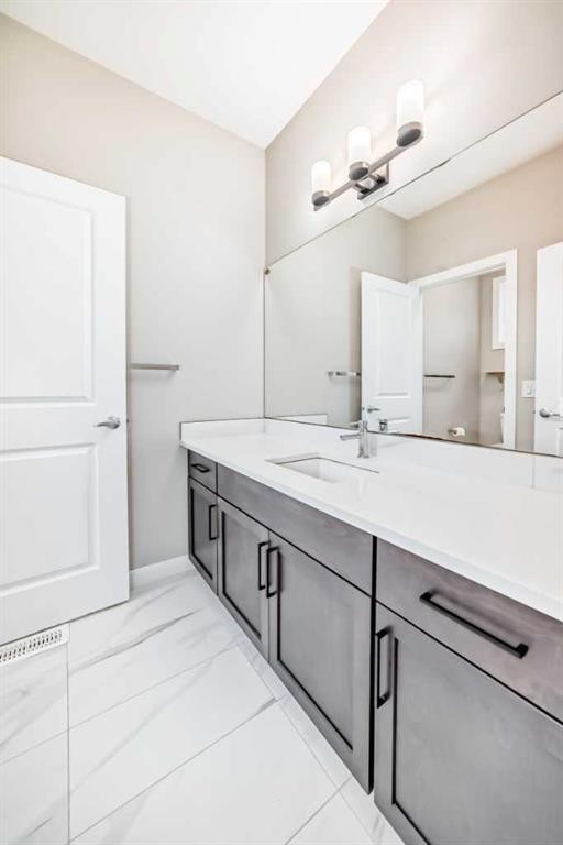 41 Shawnee Green Sw, Calgary, AB - Indoor Photo Showing Bathroom