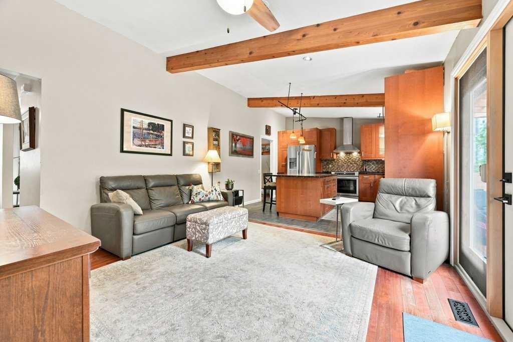 6 Varcourt Place Nw, Calgary, AB - Indoor Photo Showing Living Room