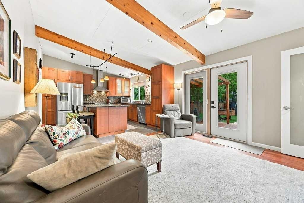 6 Varcourt Place Nw, Calgary, AB - Indoor Photo Showing Living Room
