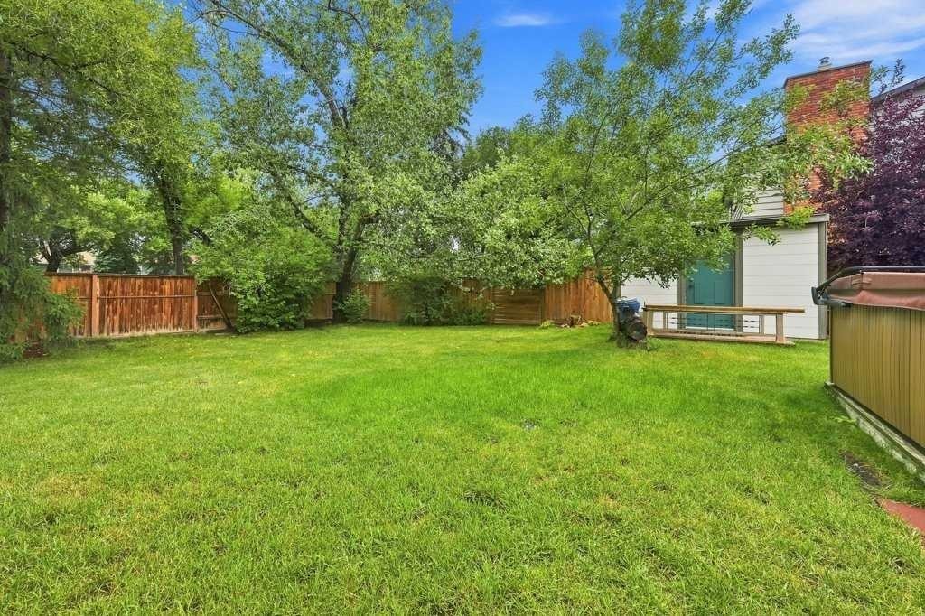 6 Varcourt Place Nw, Calgary, AB - Outdoor With Backyard