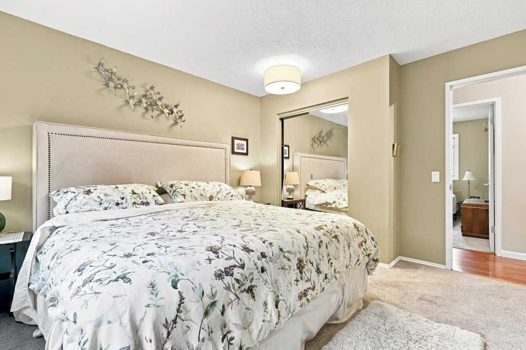 6 Varcourt Place Nw, Calgary, AB - Indoor Photo Showing Bedroom
