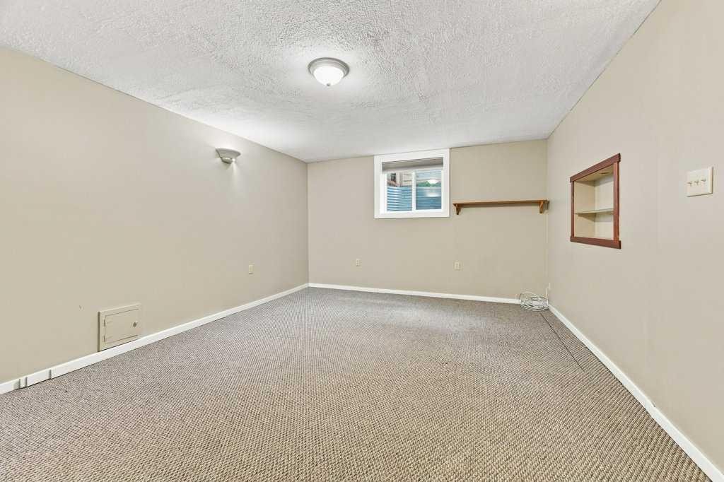 6 Varcourt Place Nw, Calgary, AB - Indoor Photo Showing Other Room