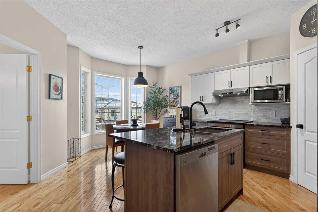 42 Hamptons Link Nw, Calgary, AB - Indoor Photo Showing Kitchen With Upgraded Kitchen