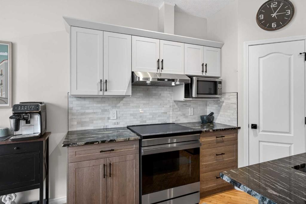 42 Hamptons Link Nw, Calgary, AB - Indoor Photo Showing Kitchen