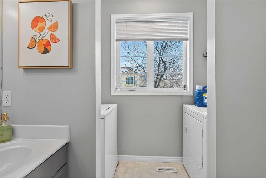 42 Hamptons Link Nw, Calgary, AB - Indoor Photo Showing Bathroom