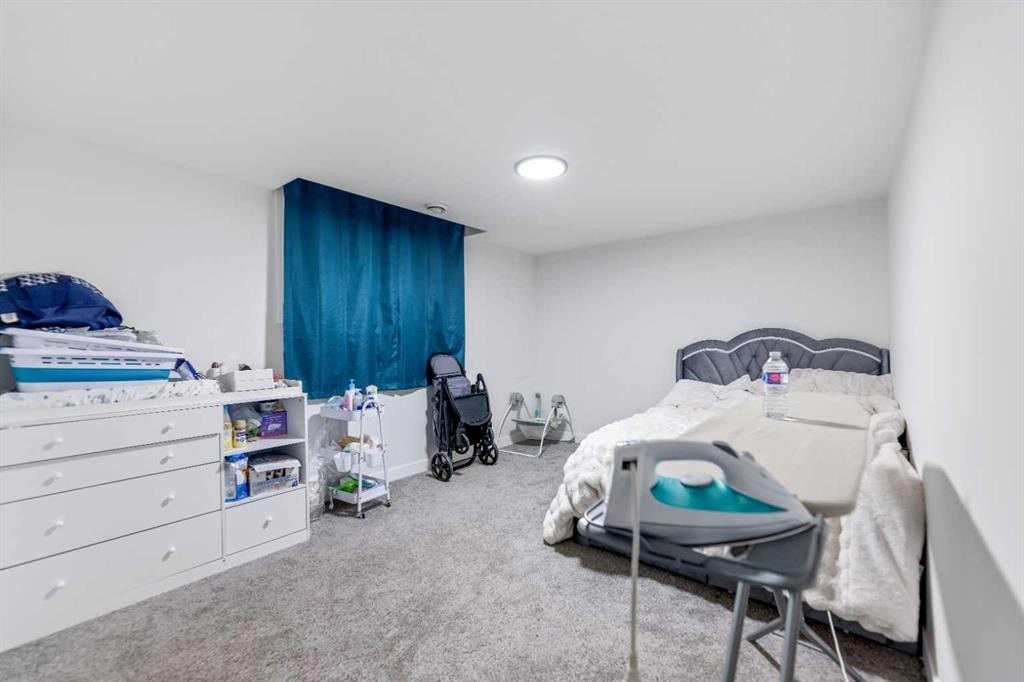 208 Dawson Circle, Chestermere, AB - Indoor Photo Showing Bedroom