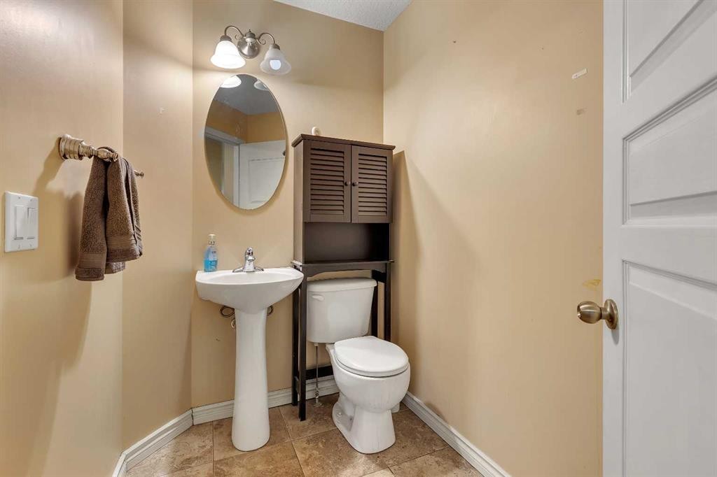 60 Sherwood Way Nw, Calgary, AB - Indoor Photo Showing Bathroom