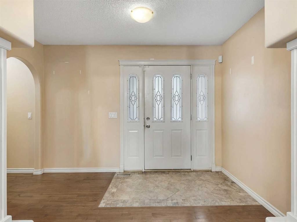 60 Sherwood Way Nw, Calgary, AB - Indoor Photo Showing Other Room