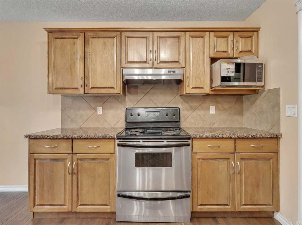 60 Sherwood Way Nw, Calgary, AB - Indoor Photo Showing Kitchen