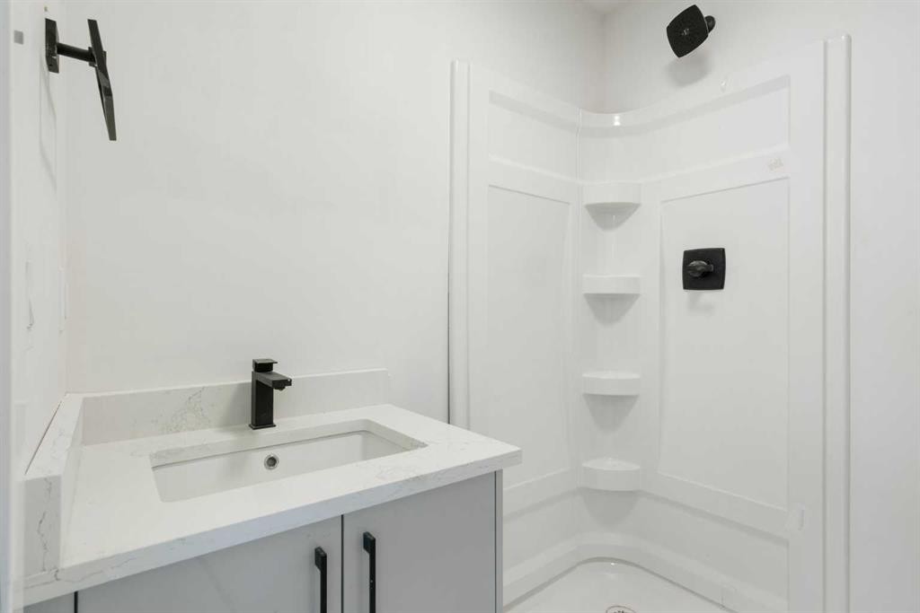 8808 48 Street Ne, Calgary, AB - Indoor Photo Showing Bathroom