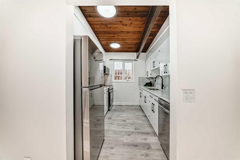 6508 34 Avenue Nw, Calgary, AB - Indoor Photo Showing Other Room