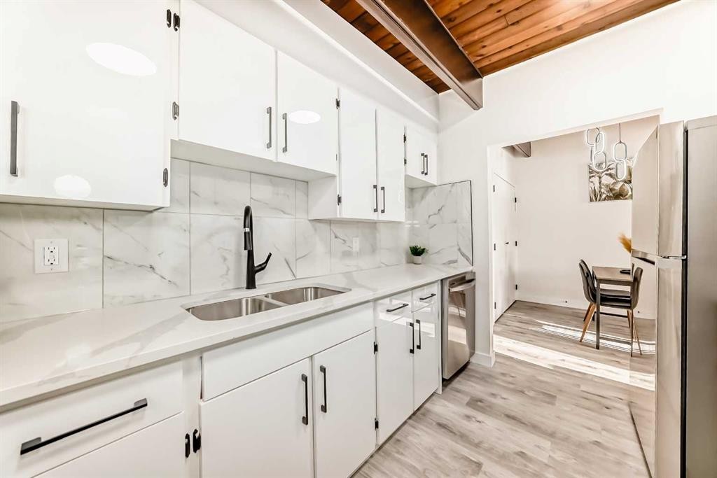 6508 34 Avenue Nw, Calgary, AB - Indoor Photo Showing Kitchen With Double Sink