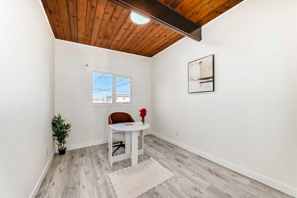 6508 34 Avenue Nw, Calgary, AB - Indoor Photo Showing Other Room