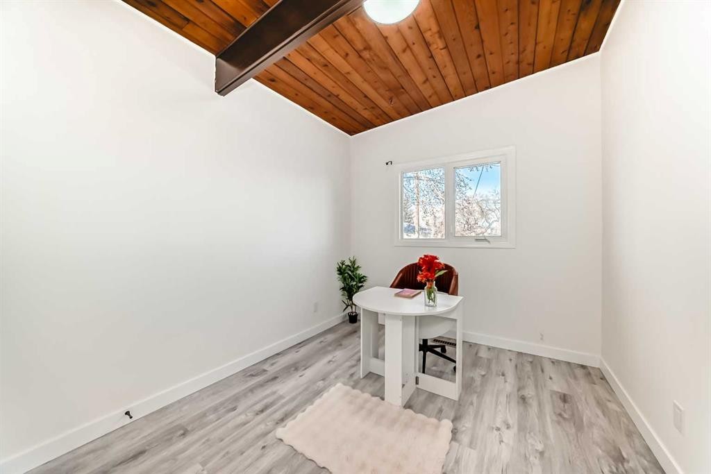 6508 34 Avenue Nw, Calgary, AB - Indoor Photo Showing Other Room