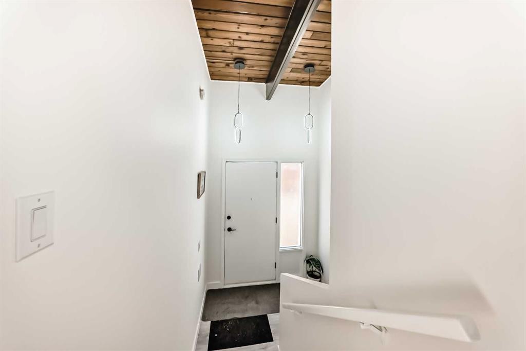 6508 34 Avenue Nw, Calgary, AB - Indoor