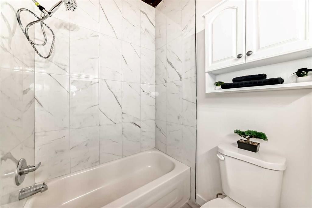 6508 34 Avenue Nw, Calgary, AB - Indoor Photo Showing Bathroom