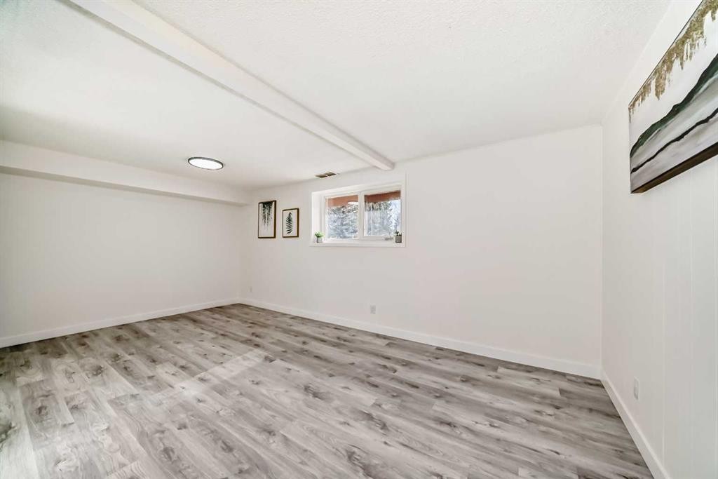 6508 34 Avenue Nw, Calgary, AB - Indoor Photo Showing Other Room