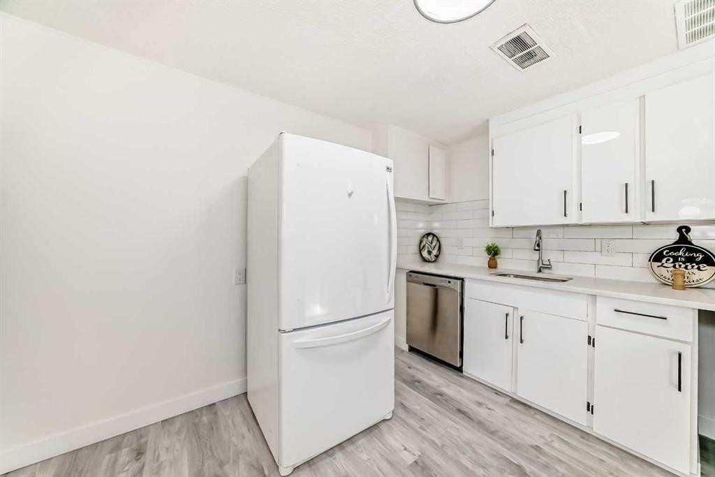 6508 34 Avenue Nw, Calgary, AB - Indoor Photo Showing Kitchen