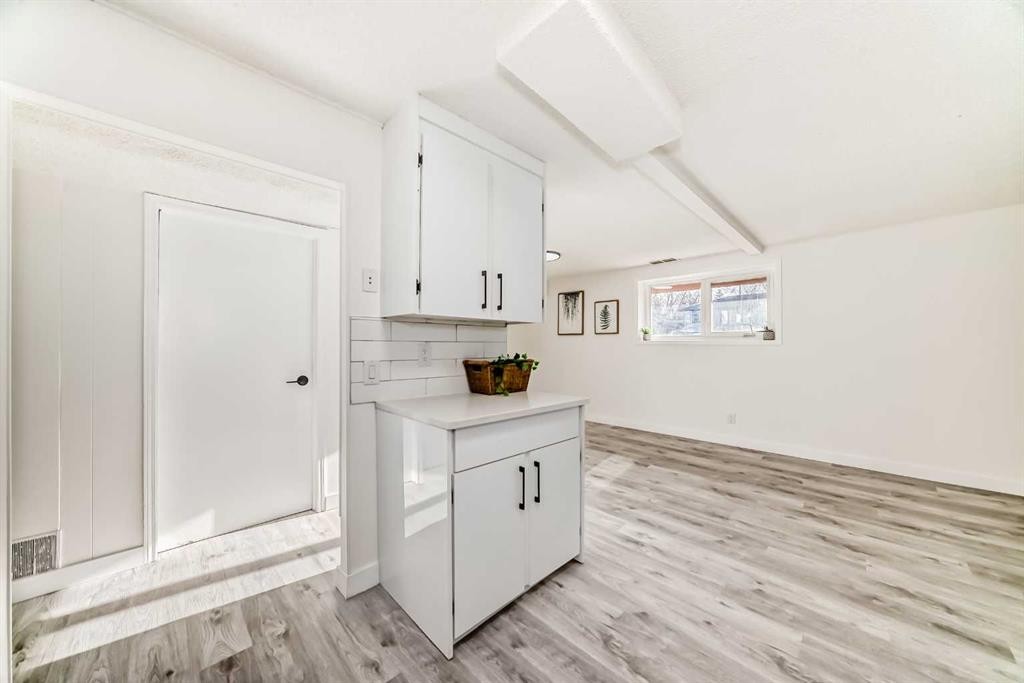 6508 34 Avenue Nw, Calgary, AB - Indoor Photo Showing Other Room