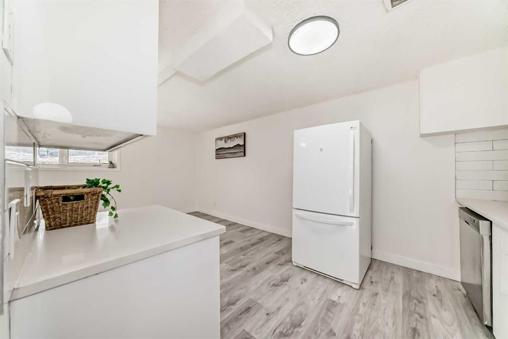 6508 34 Avenue Nw, Calgary, AB - Indoor Photo Showing Kitchen