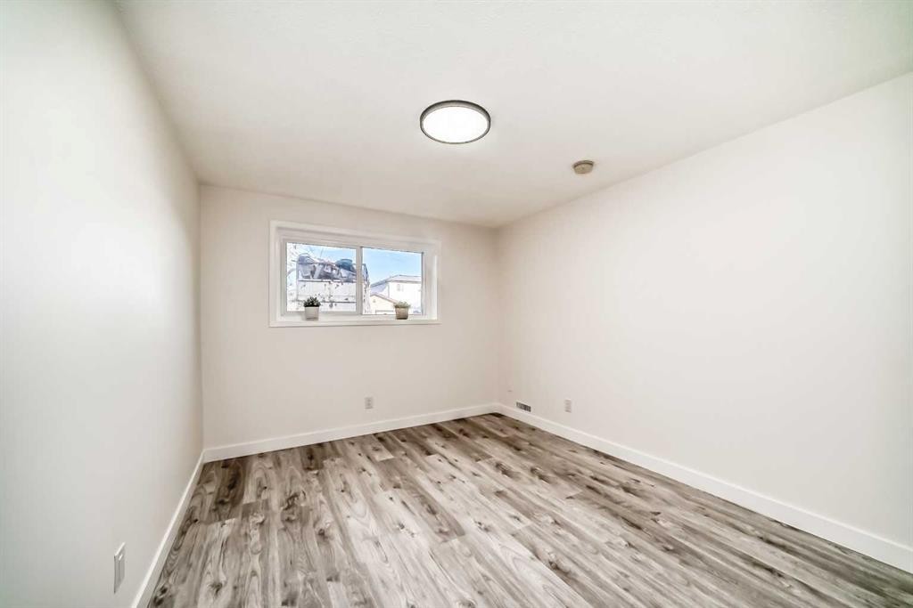 6508 34 Avenue Nw, Calgary, AB - Indoor Photo Showing Other Room