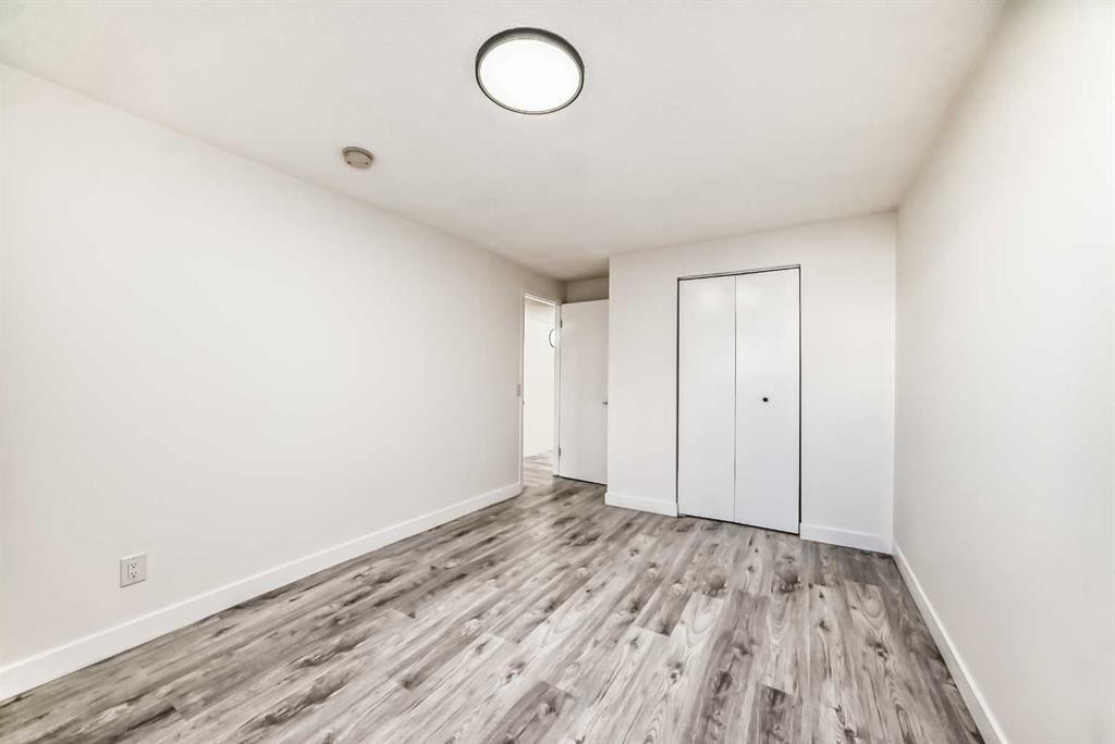 6508 34 Avenue Nw, Calgary, AB - Indoor Photo Showing Other Room